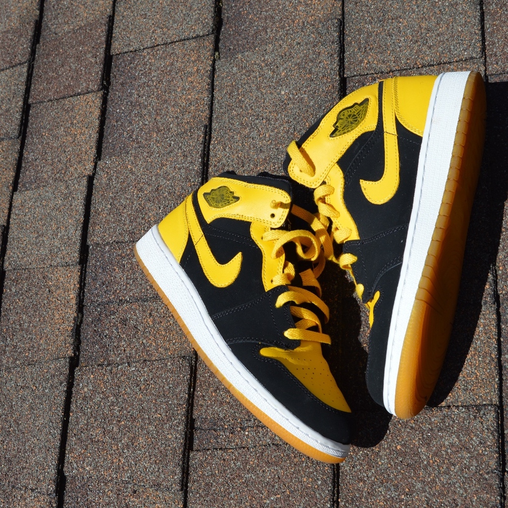 AIR JORDAN 1 RETRO - KIDS SIZE 6.5 WOMENS 8.5